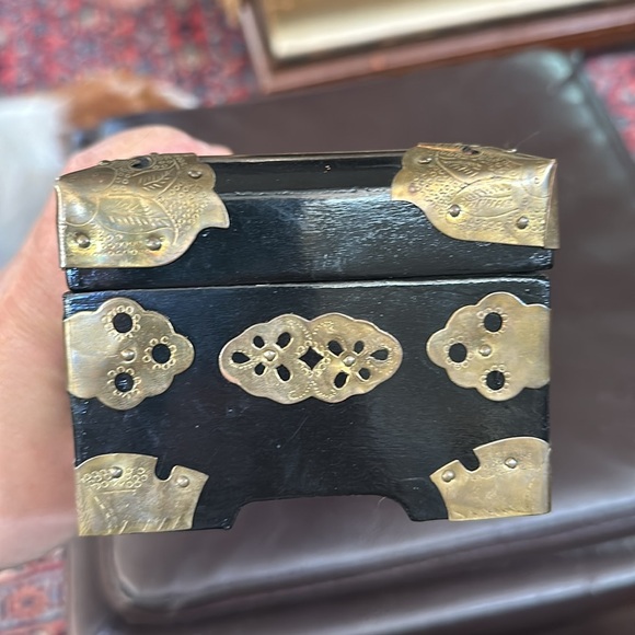Vintage black wood and brass jewelry box - Picture 4 of 13